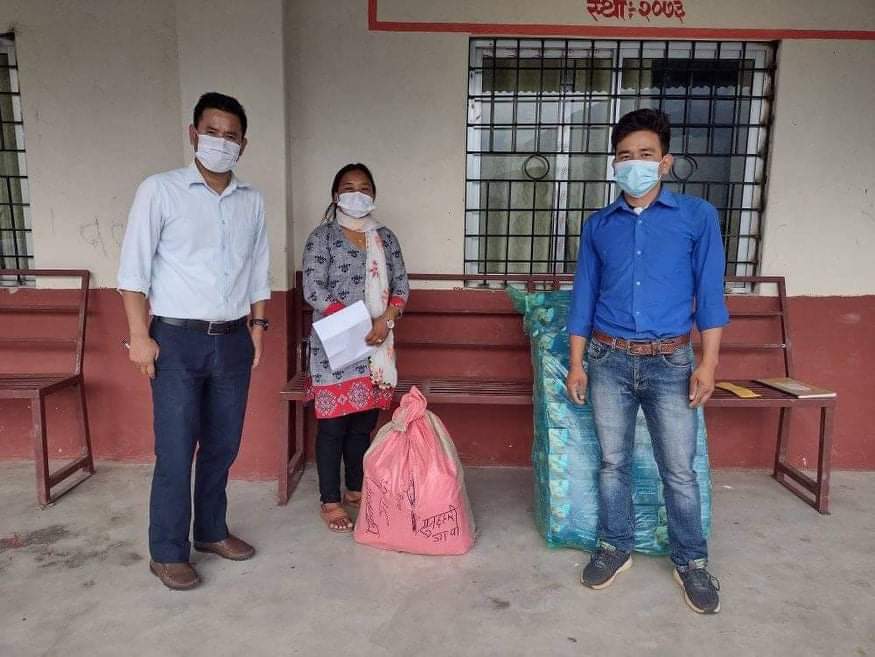 रूदास नेपालद्वारा सुनछहरी गाउँपालिकालाई स्वास्थ्य सामाग्री हस्तान्तरण