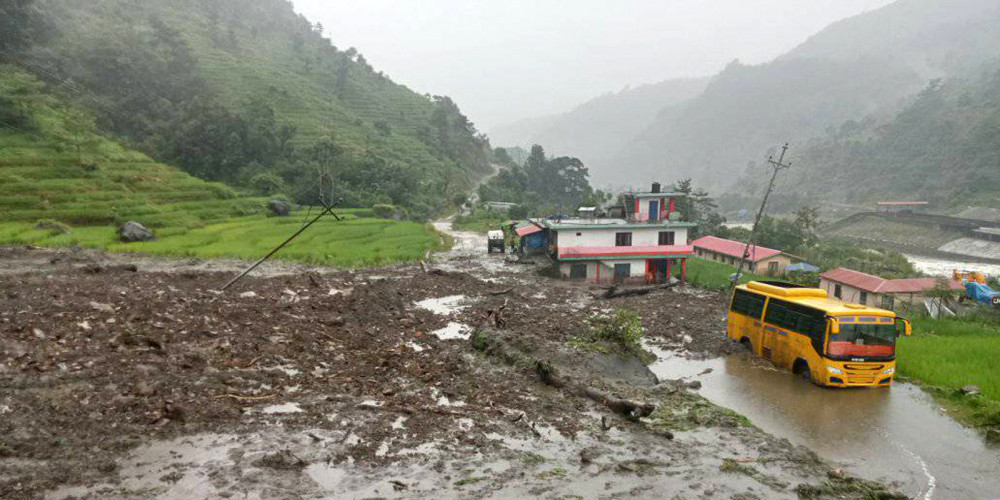 लमजुङको ढोडेनीबेंसीमा पहिरोले १० परिवार विस्थापित