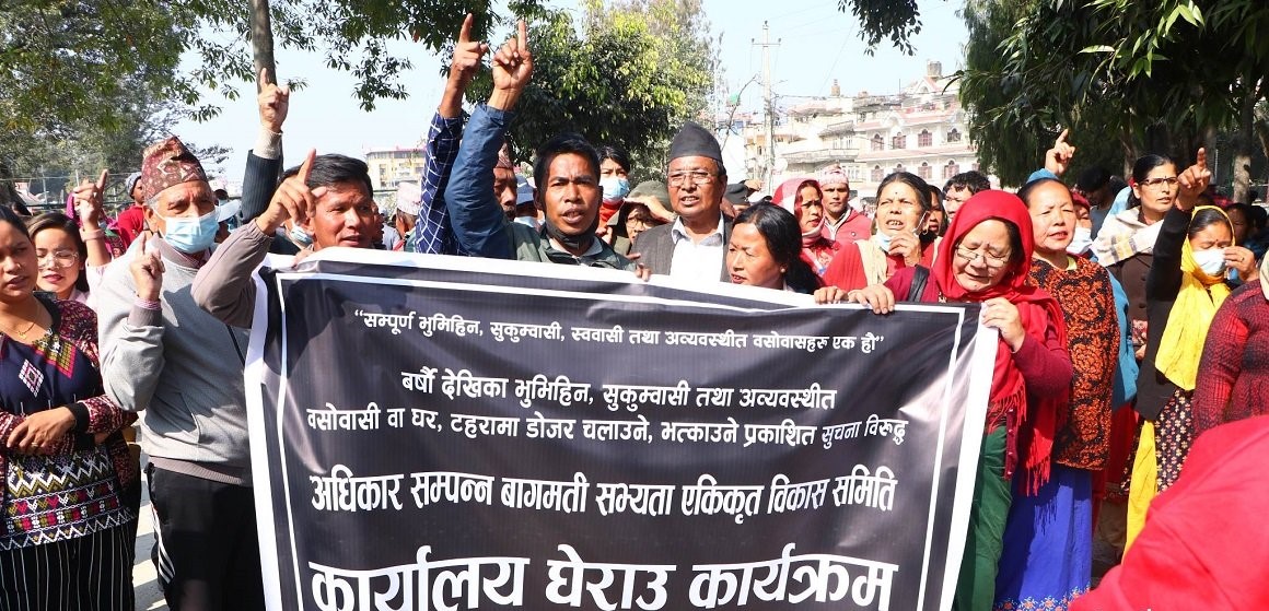 ‘जबर्जस्ती उठिबास बन्द गर’ भन्दै सुकुम्बासीहरुले घेरे बागमती सम्भयताको कार्यालय