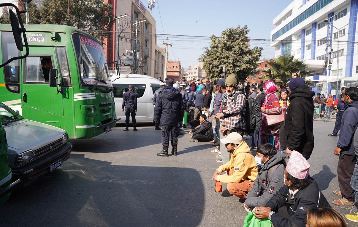 उपचार सेवाको माग गर्दै बिरामीहरु सडकमा
