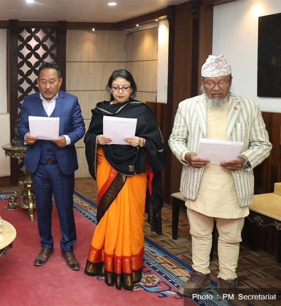 तीन कुलपतिले  शपथ ग्रहण गरे
