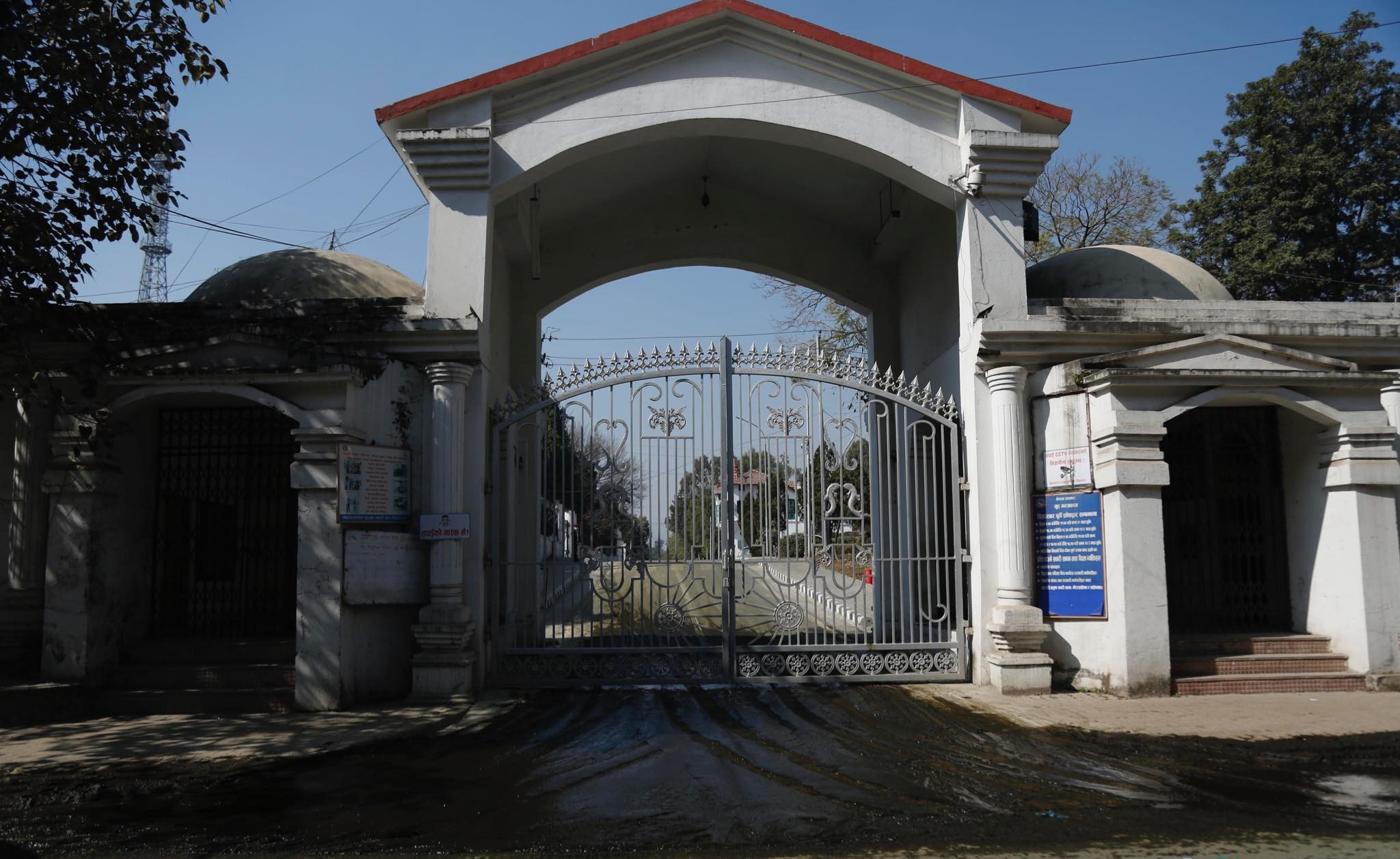 सिंहदरबार पूर्वी गेट अगाडि ढल फुट्यो : फैलियो दुर्गन्ध