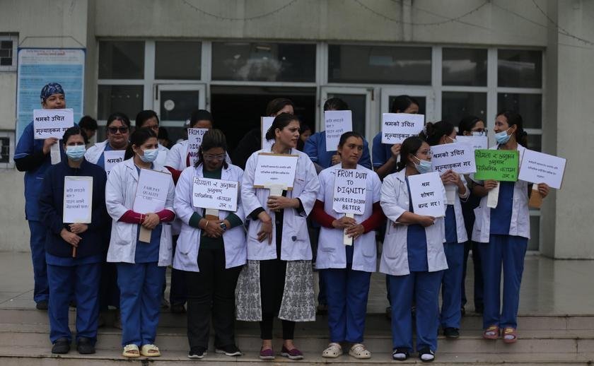 सरकारी सरह सेवा सुविधा पाउनुपर्ने माग गर्दै नर्सहरूले गरे विरोध प्रदर्शन