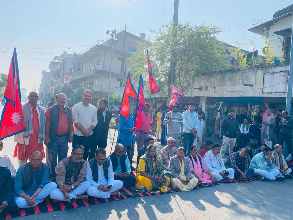 आज सातौं दिन पनि सांसदहरु मधेश भवन अगाडि धर्नामा