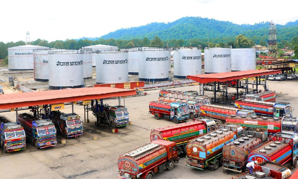 चैत लागेयता पाँचपटक पेट्रोलियम पदार्थको मूल्यवृद्धि : पेट्रोल २१९ रुपैयाँ, डिजेल र मट्टीतेल २०७ रुपैयाँ