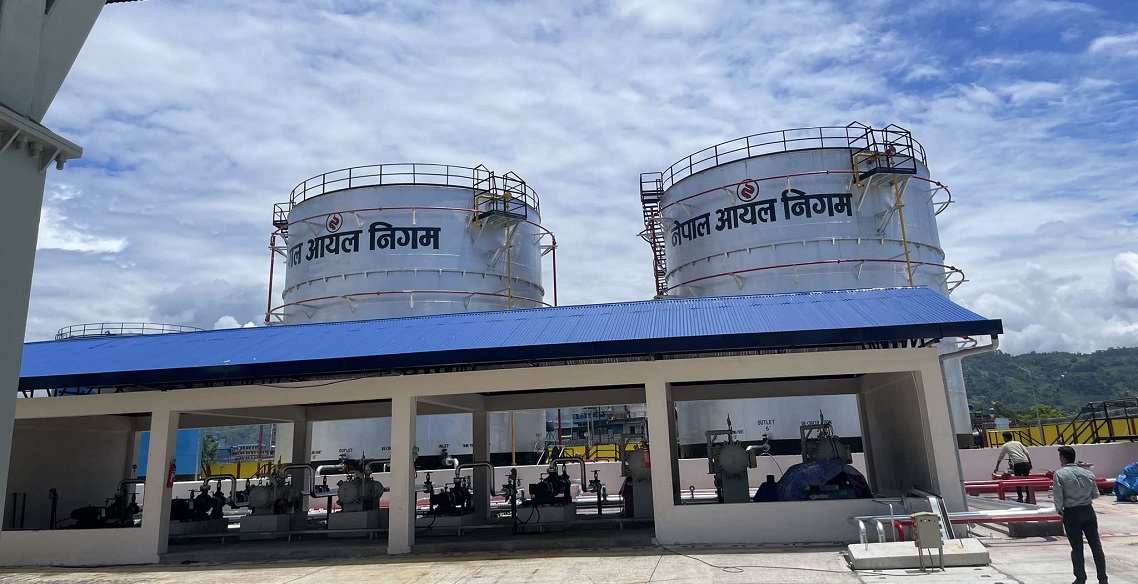 चैत्रमै तीन पटक बढाइयो पेट्रोलियम पदार्थको मूल्य, पेट्रोलको प्रतिलिटर २०२, डिजेल १८२ रुपैयाँ