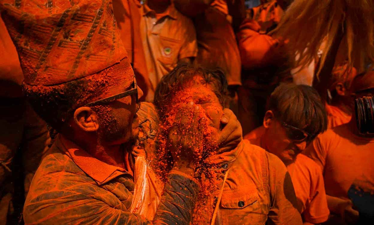 सिन्दुरे जात्रामा रंगियो थिमि