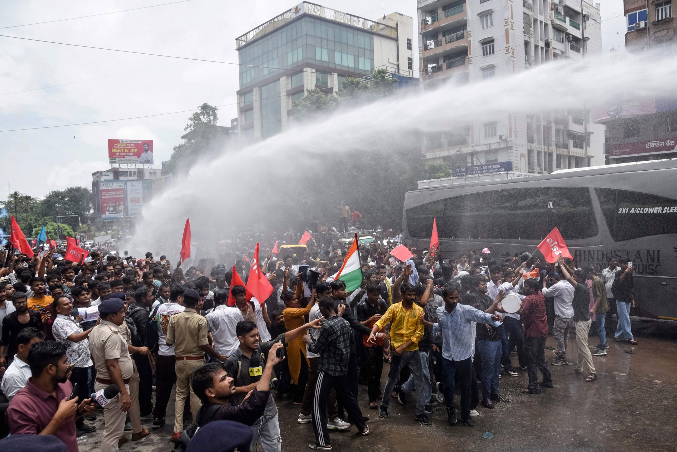 दिल्लीका १६ स्टेशन बन्दपछि कक्रोच पार्टीको कडा प्रतिक्रिया