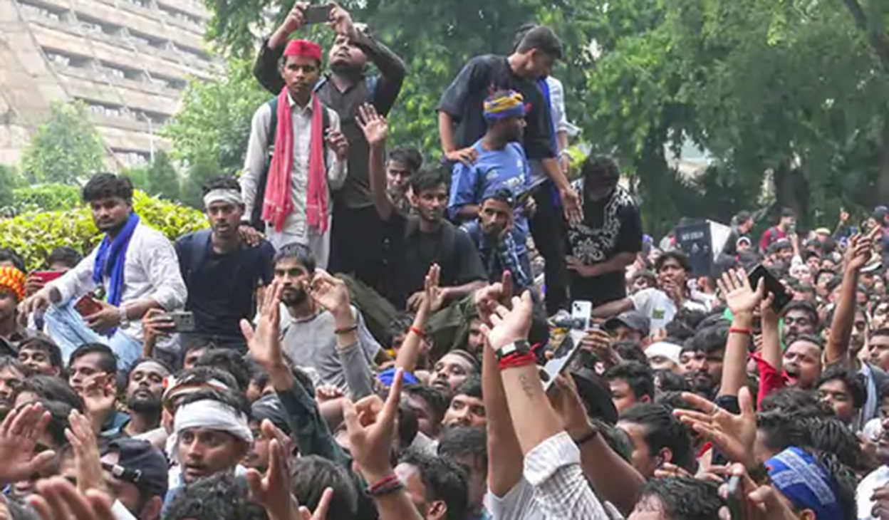दिल्लीमा ककरोच पार्टीका कार्यकर्ता र सुरक्षाकर्मीबिच झडप, संसद्‌तर्फ बढे प्रदर्शनकारी