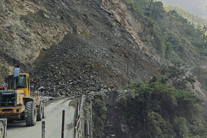पहिरो, बाढी र वर्षाका कारण देशका विभिन्न राजमार्ग अवरुद्ध