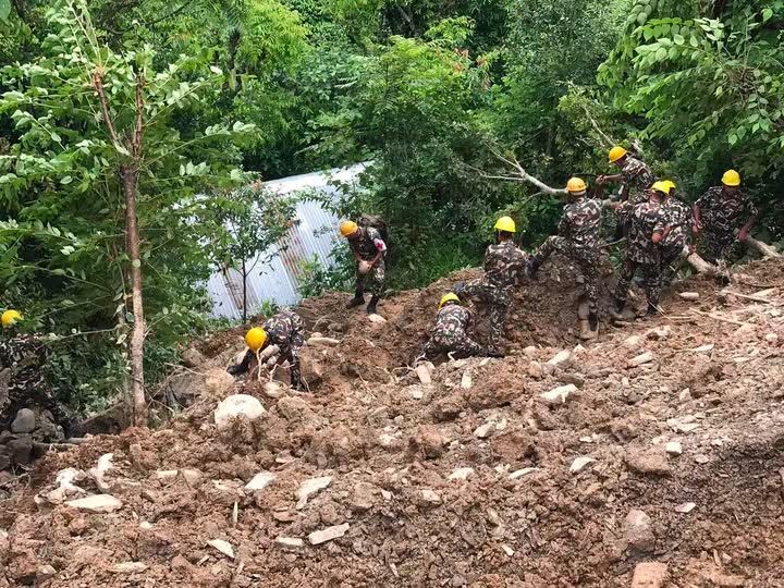 संकटमा नागरिकको सारथि बन्दै नेपाली सेना : पहिरोले अवरुद्ध सडक खुलाउँदै 