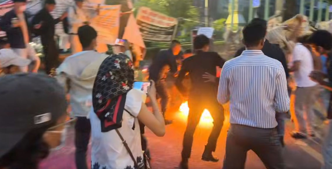 गाेरखाकी ३० बर्षकी महिलाले किन आफ्नै शरीरमा आगाे लगाइन् ?