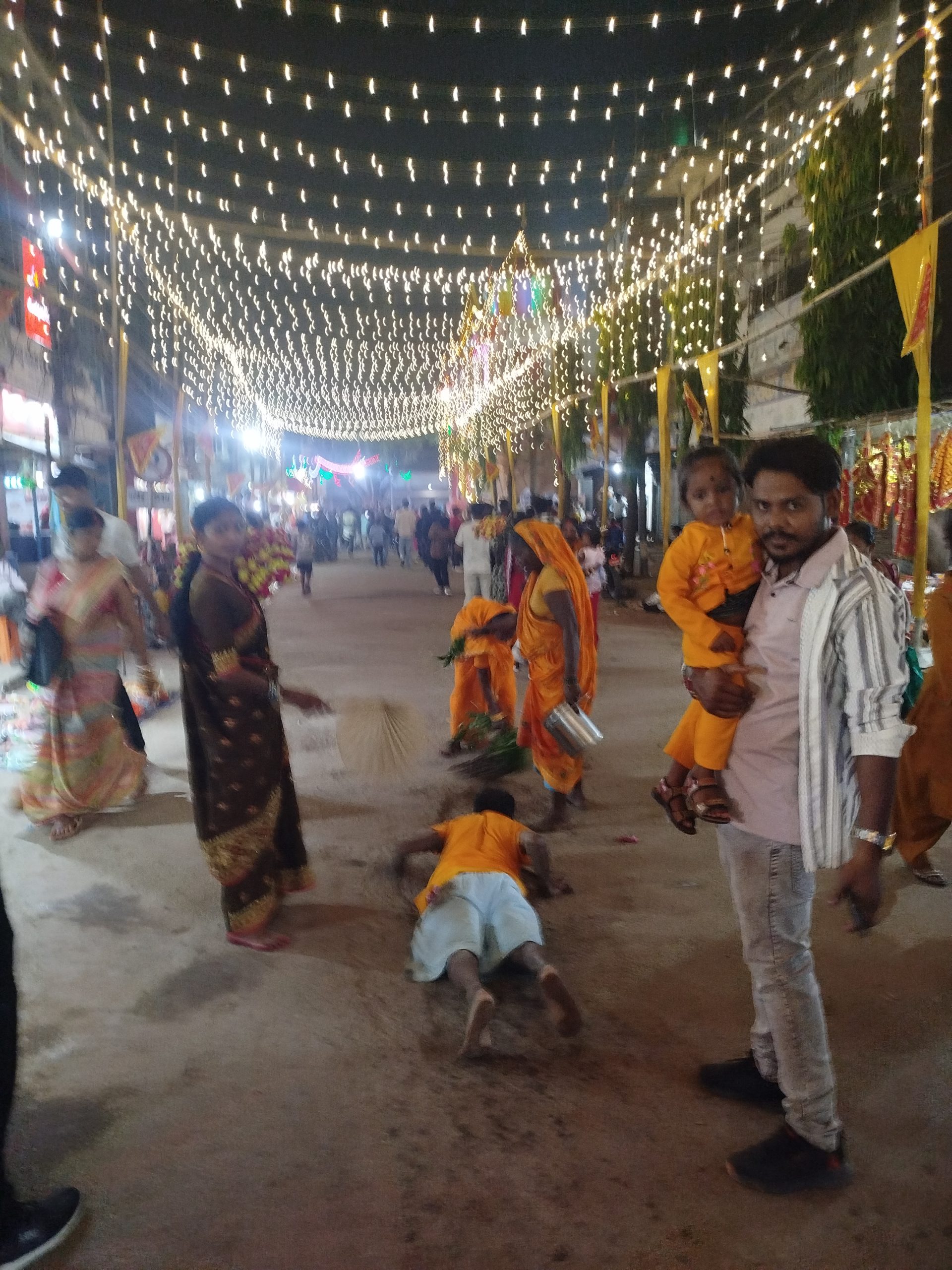 छोराको भविष्यका लागि बाबुको पाँचवर्षे भाकल, दुई वर्षदेखि घस्रिएरै पुग्छन्, दुर्गा मन्दिर